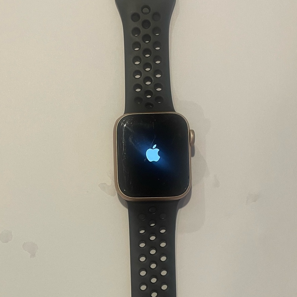 Apple Watch Series 4 40mm 16 GB Rose Gold w/ Black Nike Sports Band